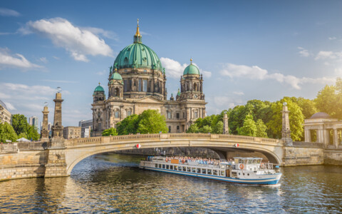 Berliner Dom und Museumsinsel an der Spree – historische Sehenswürdigkeiten im Herzen der deutschen Hauptstadt.