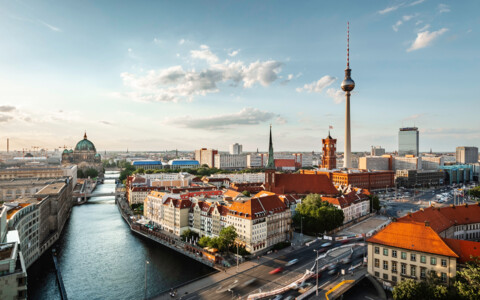 Panoramablick über Berlin mit Fernsehturm und Berliner Dom im Zentrum der deutschen Hauptstadt.