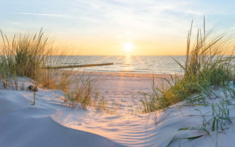 Sonnenuntergang an einem Strand an der Ostsee