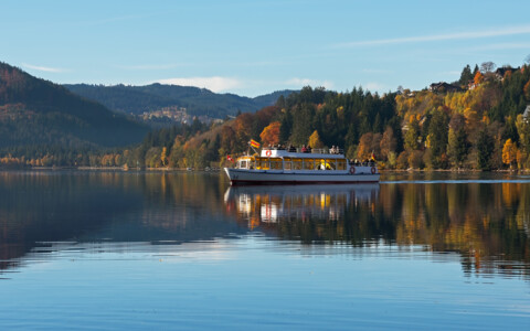 Ausflugsboot auf dem Titisee im Schwarzwald – beliebte Aktivität für Touristen bei einem Tagesausflug.