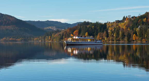 Ausflugsboot auf dem Titisee im Schwarzwald – beliebte Aktivität für Touristen bei einem Tagesausflug.