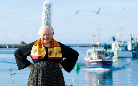 Traditionelle Bigoudenne-Tracht aus der Bretagne, bekannt für die hohen, kunstvoll bestickten Hauben und detailreichen Stickereien.