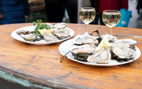 Frische Austern aus der Bretagne, serviert auf Eis, ein regionales Highlight, das für seine Qualität und seinen feinen Geschmack bekannt ist.