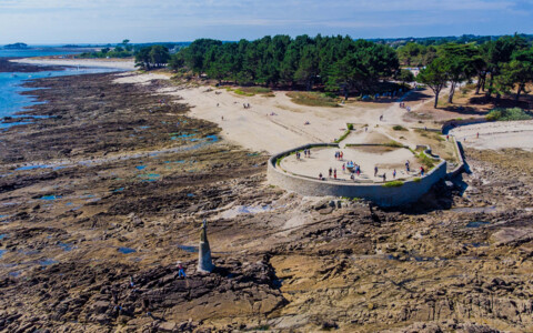 Die zerklüftete Küste der Pointe de Kerpenhir, mit rauen Felsen und weitem Blick über das Meer, ein beliebter Ort für Naturliebhaber