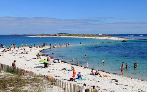 Der paradiesische Strand der Glénan-Inseln, mit feinem weißen Sand und türkisfarbenem Wasser, ein idyllisches Reiseziel in der Bretagne.