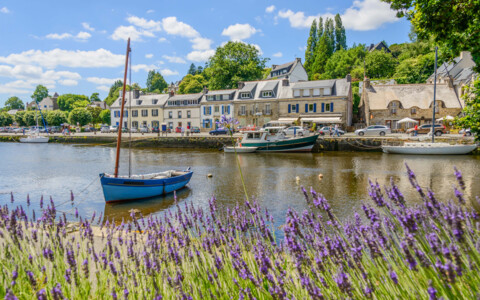 Das malerische Dorf Pont-Aven in der Bretagne, bekannt für seine Künstlerkolonie, charmanten Mühlen und idyllischen Flusslandschaften.