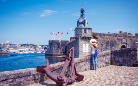 Die befestigte Stadt Concarneau, mit ihren historischen Mauern und einem charmanten Hafen, ein beliebtes Ziel in der Bretagne.