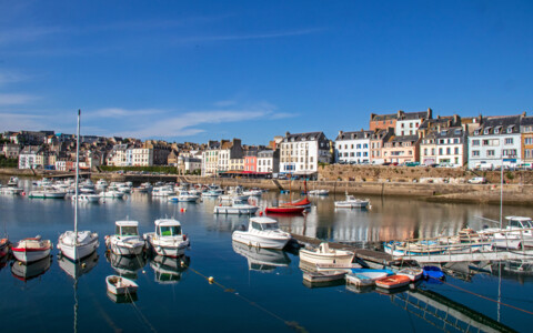 Bunte Fischerboote im Hafen von Douarnenez, Bretagne