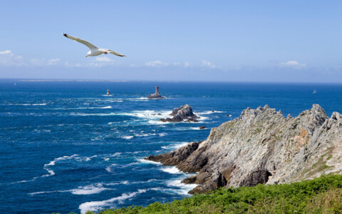 Pointe du Raz mit Atlantik und Felsen