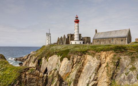 Leuchtturm und Klosterruinen an der Pointe Saint-Mathieu in der Bretagne