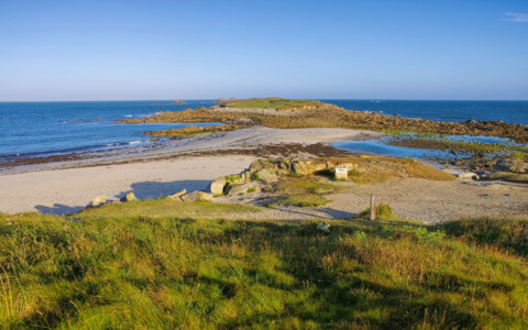Zerklüftete Küstenlandschaft an der Côte des Abers in Nordbretagne