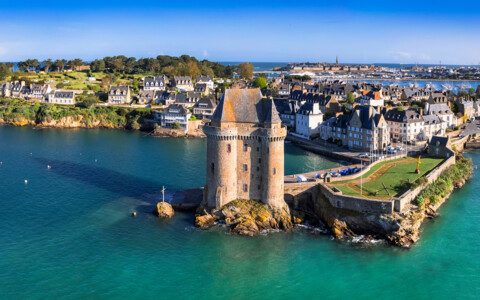 Mittelalterliche Stadtmauer von Saint-Malo mit Blick auf die Smaragdküste