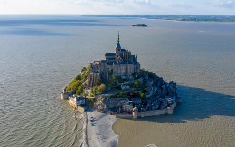 Abtei Mont-Saint-Michel auf Felseninsel in der Bucht bei Ebbe