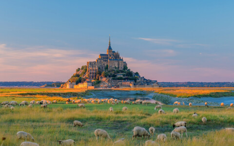 Abtei Mont-Saint-Michel auf Felseninsel in der Bucht bei Ebbe