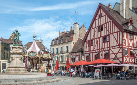 Altstadt von Dijon mit Fachwerkhäusern und belebten Strassen
