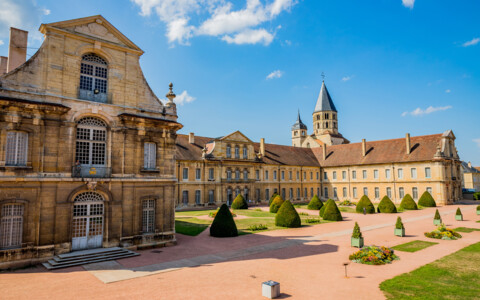 Benediktinerabtei Cluny mit historischer Kirche und Innenhof