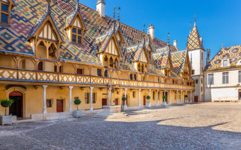 Hotel Dieu in Beaune mit farbigem Dach und Innenhof