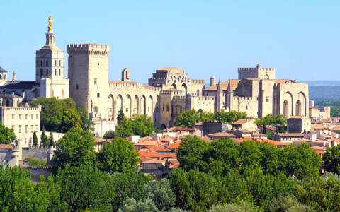 Papstpalast Avignon mit mächtiger Festung am Rhôneufer