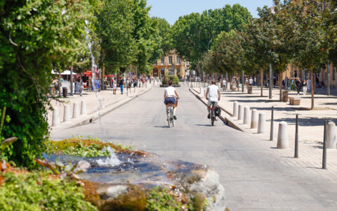 Cours Mirabeau in Aix-en-Provence mit Platanenallee und Cafés
