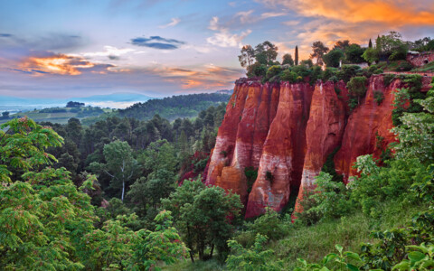 Ockerfelsen von Roussillon Provence in leuchtenden Farben