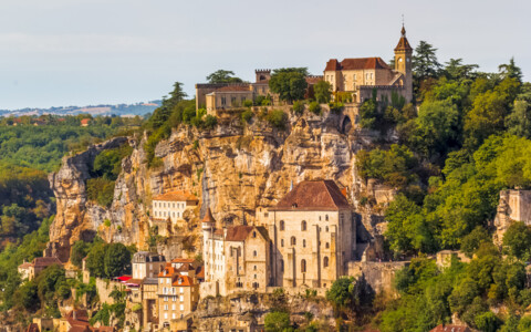 Wallfahrtsort Rocamadour in Südfrankreich mit Kapellen am Felsen
