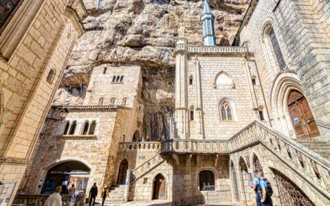 Wallfahrtsort Rocamadour in Südfrankreich mit Kapellen am Felsen