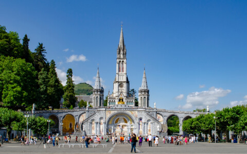 Basilika Notre Dame du Rosaire in Lourdes mit Vorplatz und Gläubigen