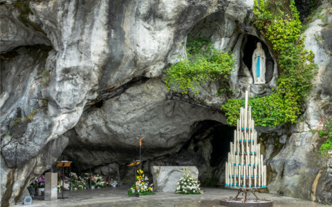 Grotte von Massabielle in Lourdes mit Pilgern vor der Marienstatue