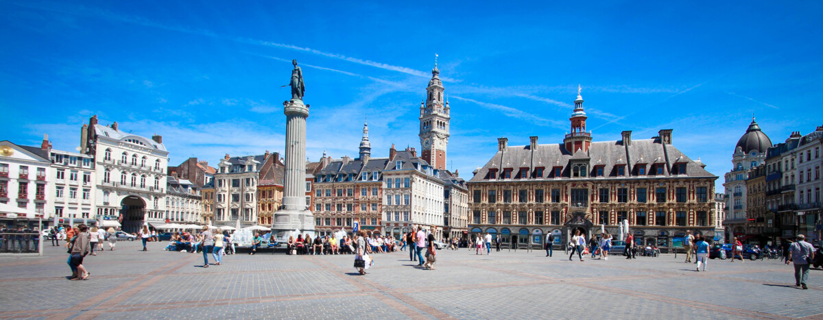 Grand Place in Lille mit historischen Gebäuden, Rathaus und typisch nordfranzösischer Architektur.