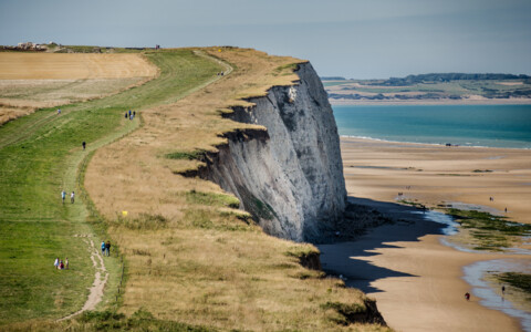 Weite Küstenlandschaft an der Opalküste mit Steilklippen, Strand und Blick über den Ärmelkanal.