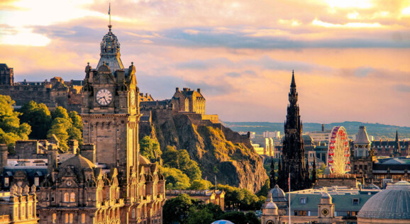 Calton Hill Sicht auf Edinburgh in Schottland