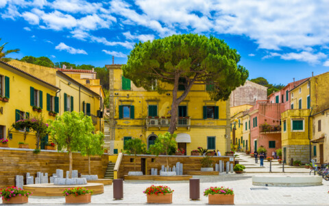 Urlaubsstimmung in Marina di Campo: Strand, Meer und lebendige Atmosphäre an Elbas Südküste.