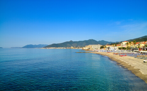 Strandpromenade Pietra Ligure mit Blick auf das Meer und bunte Häuser