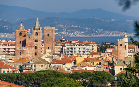 Geschlechtertürme von Albenga mit mittelalterlicher Architektur