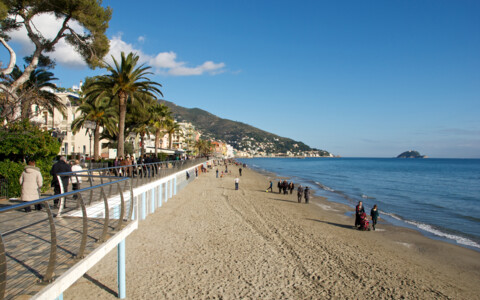 Promenade von Alassio mit dem berühmten Mäuerchen und Cafés