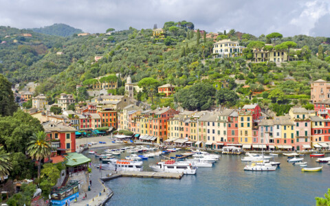 Hafen von Portofino mit Fischerbooten und luxuriösen Yachten