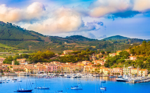 Hafen von Porto Azzurro auf Elba – bunte Boote, mediterranes Flair und charmante Altstadt.