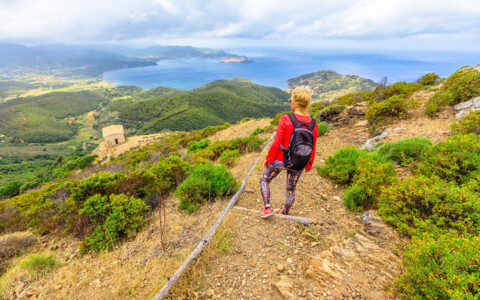 Wanderer auf Elba geniessen Panoramablicke über Meer, Berge und mediterrane Landschaft.