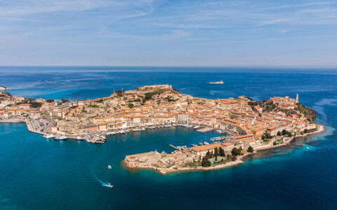 Historisches Portoferraio – charmante Altstadt, Festungsanlagen und Hafen auf der Insel Elba.