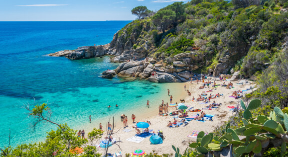 Sandstrand an der Küste von Elba – kristallklares Wasser und mediterrane Urlaubsatmosphäre.