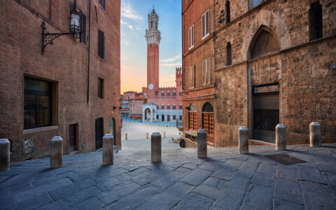 Historische Altstadt von Florenz mit Blick durch eine typische Gasse in Richtung Piazza della Signoria.