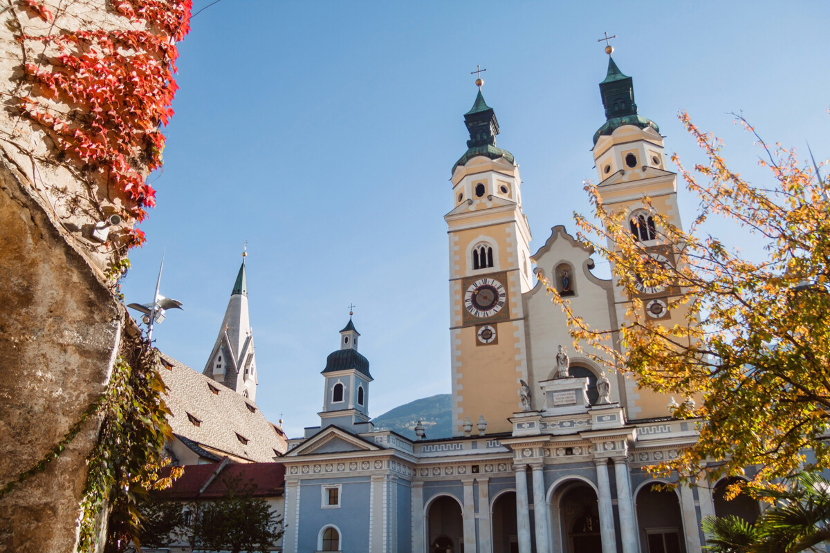 Historische Altstadt von Brixen mit Domplatz und Laubengängen in Südtirol