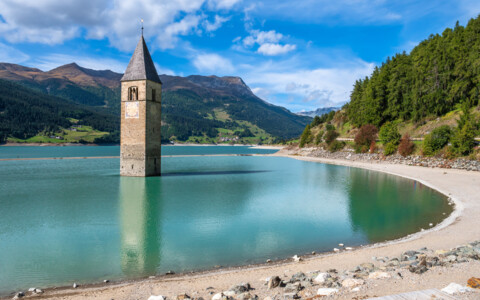 Berühmter versunkener Kirchturm von Graun im Reschensee, Südtirol