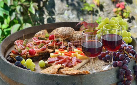 Südtiroler Törggeleabend mit typischen Spezialitäten, Kastanien und Rotwein