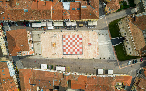 Mittelalterlicher Hauptplatz in Marostica mit großem Schachbrett