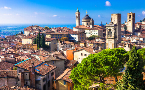 Altstadt von Bergamo mit historischen Gassen und Plätzen in Oberitalien