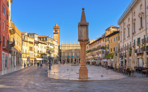 Piazza delle Erbe in Padua mit historischen Gebäuden und Marktständen