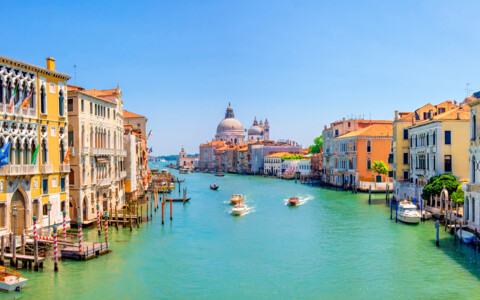 Blick auf den Canal Grande in Venedig mit historischen Palazzi und typischer Lagunenarchitektur.