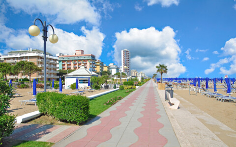 Strandpromenade von Jesolo Lido an der Adriaküste mit Ferienhotels und mediterranem Flair.