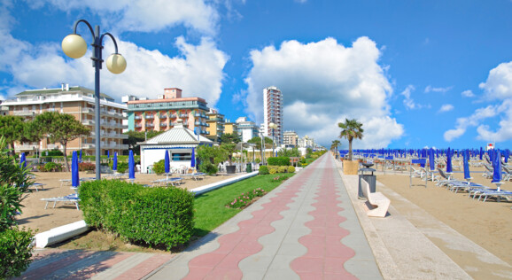 Strandpromenade von Jesolo Lido an der Adriaküste mit Ferienhotels und mediterranem Flair.